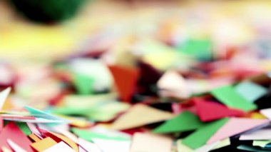Düşen Konfeti: Renkli Kâğıtlar Bir Masa Üzerine Dağıldı - 4K Çözünürlük
