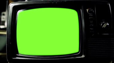 4K Zoom Out: Yapay zeka değil,% 100 Gerçek Video ile 80lerin Vintage Televizyonunda Yeşil Kroma Anahtarı 