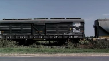 Arjantin 'in Santa Fe eyaletinin kırsal kesiminde ağır yük treni hareket halinde.