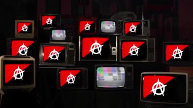 Anarşist Bayraklı Klasik TV Yığını - 4K