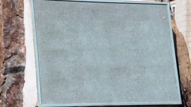 Rocky desenli Boş Taş Anıt Plaketi - Yakın plan  