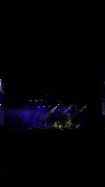 Buenos Aires Müzik Performansında Heyecan verici Sahne Işığı - 4K Dikey