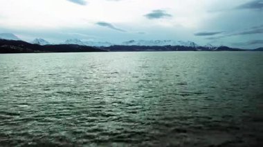 Beagle Channel 'ın Kar Kaplamalı Dağları ile bir botun yayından görüntüsü - 4K Çözünürlük