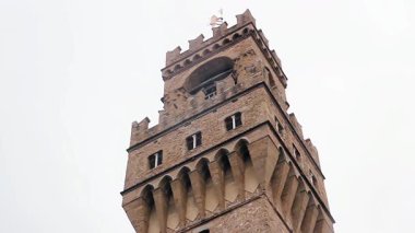Floransa, İtalya 'daki Piazza della Signoria Meydanı' na bakan Vecchio Sarayı 'nın Kulesi - 4K Kararı