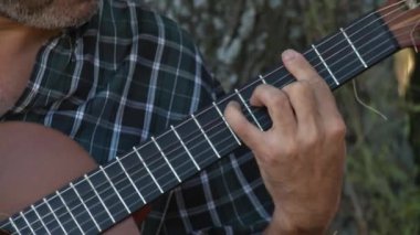 Klasik Gitarlı Adam Açık Hava Ayarında. Kapat..  