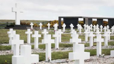 Darwin Mezarlığı: Falkland Savaşı 'ndan (Malvinas Savaşı) Arjantinli askerlerin dinlenme yerlerini gösteren beyaz haçlar - 4K Kararı