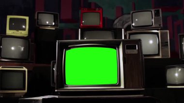 Eski ekran ve yeşil ekran. Etrafı 80lerin eski televizyonlarıyla çevrili. Yeşil Ekranı İstediğiniz Görüntü ile Değiştirebilirsiniz ya da Anahtar Etkisi (Eğitimleri Kontrol Et) ile Değiştirebilirsiniz. 4K Çözünürlüğü.