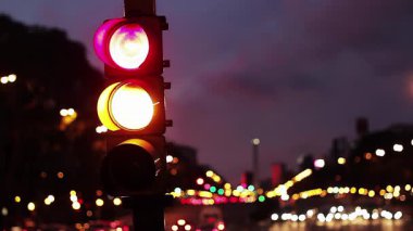 Avenida 9 de Julio 'da akşam trafiği: Buenos Aires' te sinyal Yeşil 'den Kırmızı' ya geçiyor. Zaman ayarlı. 4K Çözünürlüğü.
