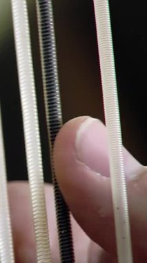 Harpist 'in Paraguay Harp Dizeleri Çalarkenki yakın çekimi. 4K Çözünürlüğü.