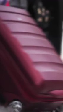 Roma Terminali İstasyonu, Roma, İtalya 'dan İnsanlar Taşınıyor. Düşük Açı Bakış Açısı. 4K Çözünürlüğü.