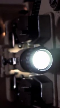 Vintage Movie Projector iş başında. Yakın çekim. 4K Çözünürlüğü.