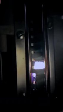 Eski Film Projektörü Karanlık Sinema Projeksiyon Odasında. Yakın çekim. 4K Çözünürlüğü.