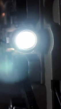 Eski Film Projektörü Karanlık Sinema Projeksiyon Odasında. Yakın çekim. 4K Çözünürlüğü.