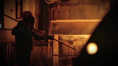 Erkek İşçi Metal Çubuğu Çelik Dökümhanesi 'nde. 4K Çözünürlüğü.