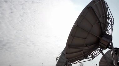 TV istasyonunda Dolly of Satellite Dishes. 4K Çözünürlüğü.