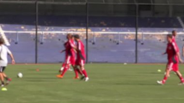 Stadyum Sahasında Bulanık Futbol Takımı Eğitimi: Yoğun Çalışma Oturumu Arkaplanı. 