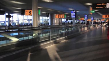 Amsterdam, Hollanda - 20 Kasım 2018: Taşınan Yürüyüşlü Havaalanı, Amsterdam Schiphol Havaalanı, Hollanda