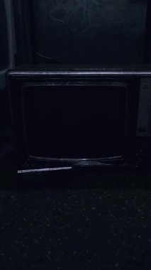Dimly Lit Metro 'da Yeşil Ekran' ı gösteren klasik TV. 4K Çözünürlüğü.
