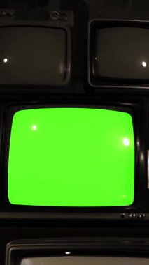 İçinde Dolly In 'in oynadığı Yeşil Ekran Retro TV' li klasik televizyon. 4K Çözünürlüğü