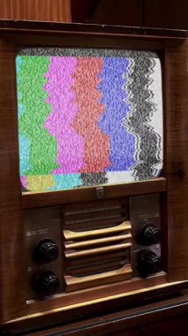 Green Chroma Key Screen ile 1950 'lerin klasik televizyonu. 4K Çözünürlüğü.