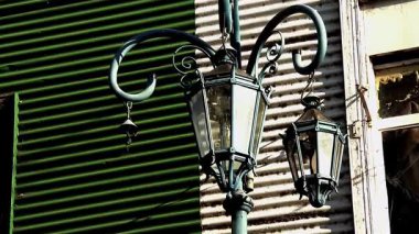 Arjantin, Buenos Aires 'teki La Boca Conventillo' daki Rusty Corrugated Wall 'a Karşı Eski Metal Fener' in yakın çekimi. 4K Çözünürlüğü.