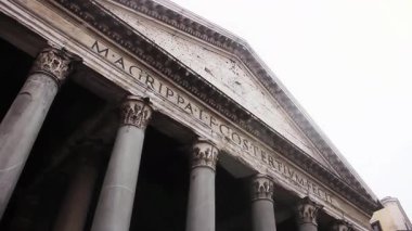 Sütunlu ve Pediment yazıtlı Pantheon cephesi: 'Marcus Agrippa tarafından inşa edildi', Roma, İtalya. 4K çözünürlüğü.