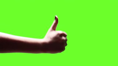 Kadın El Yeşil Krom Anahtara Karşı Başparmak Yukarı ve Başparmak Aşağı Hareketleri Yapıyor - 4K Çözünürlük