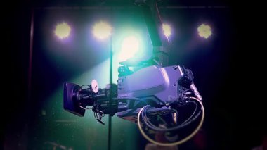 Televizyon Stüdyosunda Sallanan Işıklar Arkaplanda Stüdyo Crane Kamerası. 4K Çözünürlüğü.