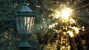 Buenos Aires, Arjantin 'deki Antik Sokak Lambası' nda Günbatımı Işığı. Yakın çekim. 4K Çözünürlüğü.