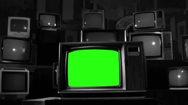 80 'lerin Estetik, Siyah ve Beyaz Ton ve Dolly In Movement tarafından çevrelenmiş Yeşil Ekran' lı klasik TV. 4K Çözünürlüğü.