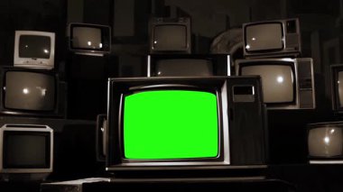 Multiple TVs 80 'lerin Estetik, Sepia Tone, Dolly In Movement ile çevrili, Yeşil Ekran' lı klasik TV. 4K Çözünürlüğü.