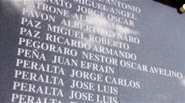 Falkland Adaları 'ndaki Falkland Savaşı' ndan kalma Arjantinli askerlerin isimleriyle dolu bir duvar. 4K Çözünürlüğü.