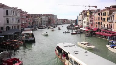 İtalya, Rialto Köprüsü 'nden Venedik Büyük Kanalı. 4K Çözünürlüğü.