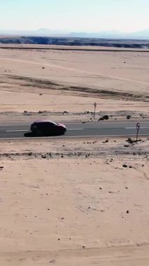 Atakama Çölü, Şili 'deki Aracın Drone Manzarası. 4K Çözünürlüğü.