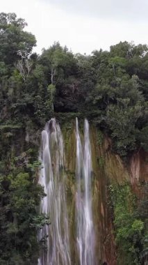 El Limon Şelalesi Drone View, Dominik Cumhuriyeti, Orta Amerika. 4K Çözünürlüğü.