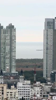 Puerto Madero 'nun gökdelenleri, Buenos Aires, Arjantin. 4K Çözünürlüğü.