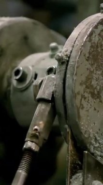 Tuvalet kağıdı fabrikasındaki antika bir makinede metal bileşenlerin hareketi. 4K Çözünürlüğü.