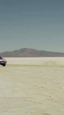 Salinas Grandes Salt Flats, Salta Eyaleti, Arjantin 'de Araba Sürüşü. 4K Çözünürlüğü.