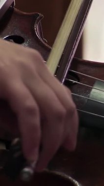 Keman çalan kadının yakın çekim görüntüsü. 4K Çözünürlüğü.