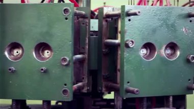 Kırmızı Kablolu Yeşil Rotary Makinesi kullanan Endüstriyel İşçi - Yakın plan - 4K Çözünürlük