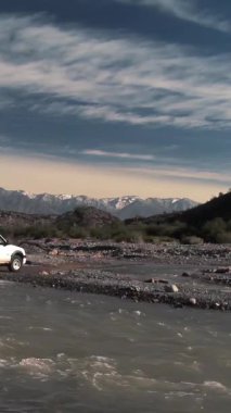 Andes Dağları, Arjantin 'de nehir boyunca manevra yapan kamyonet. 4K Çözünürlüğü.