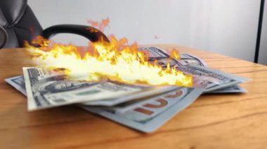 Ahşap bir masa üzerinde Yanan 100 Dolarlık Faturalar, Krizi ve Enflasyonu sembolize ediyor. Yakın çekim. 4K Çözünürlüğü.