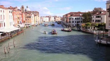 Venedik, İtalya 'daki bir köprüden Kanal' daki tekne trafiğinin görüntüsü.  