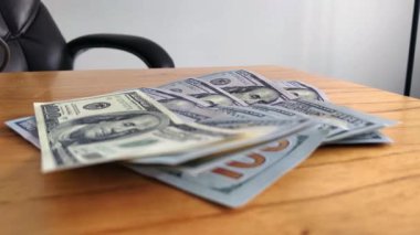 Büyük bir yığın 100 Dolarlık banknotlar. Yakın çekim. 4K Çözünürlüğü.