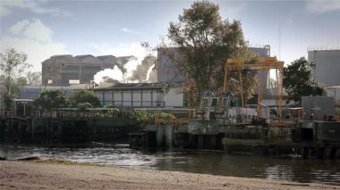 Buenos Aires, Arjantin 'in varoşlarındaki Kirli Matanza Nehri' nin yanında faaliyet gösteren sanayi tesisi. 4K Çözünürlüğü.
