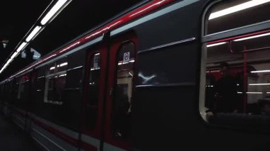 Çek Cumhuriyeti 'ndeki Prag metro istasyonundan kalkan metro treni. 4K Çözünürlüğü.