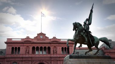 General Manuel Belgrano 'nun Binicilik Anıtı ve Buenos Aires' teki Casa Rosada Sarayı, Arjantin. 4K Çözünürlüğü.