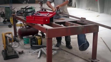 Boş Depo 'da İnsan Açı Öğütücü' yü Metal 'de Kullanıyor, Kıvılcım Yaratıyor. 4K Çözünürlüğü.