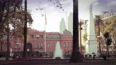 Plaza de Mayo 'nun Çeşme ve Mayıs Piramidi' yle birlikte Casa Rosada, Buenos Aires, Arjantin 'in önünde görüntüsü. 4K Çözünürlüğü.
