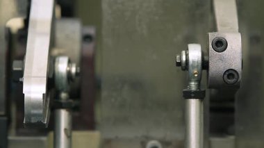 Hareket halindeki bir Endüstriyel Makine Parçasının görüntüsü. Yakın çekim. 4K Çözünürlüğü.